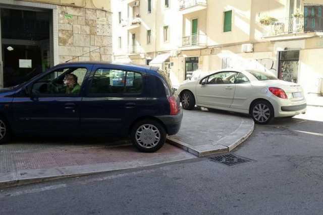 Carrassi, auto parcheggiate sugli scivoli dei disabili: il Comune si � scordato i paletti